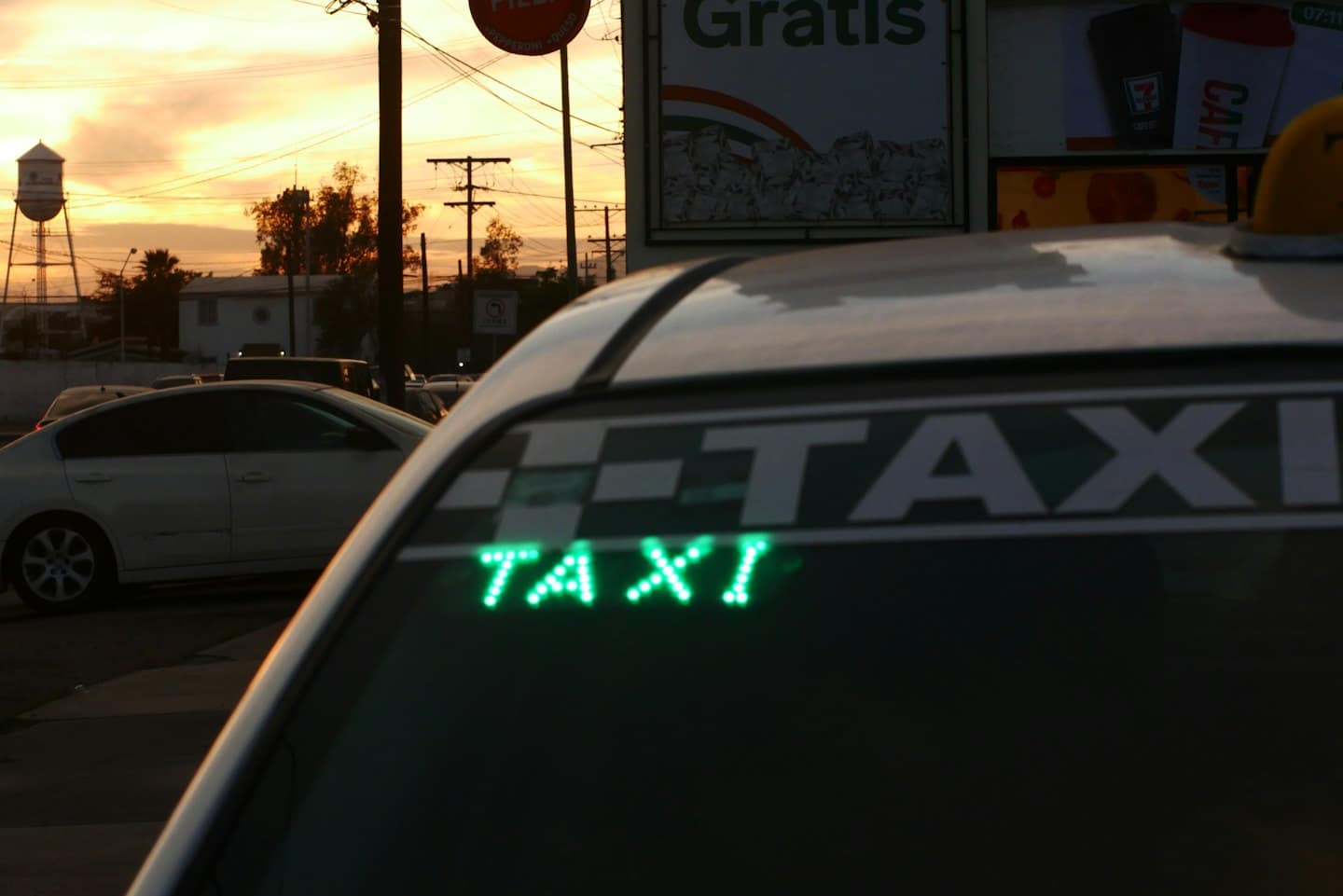 Groen taxibordje gloeiend op een autowindow.